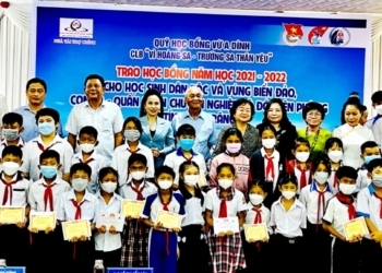 QUỸ HỌC BỔNG VỪ A DÍNH – CLB “VÌ HOÀNG SA – TRƯỜNG SA THÂN YÊU”