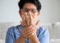 Người trung niên ăn gì để giảm viêm khớp ?
