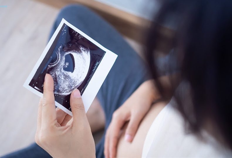 Phụ nữ mang thai ba tháng đầu cần cân nhắc trước khi chụp MRI